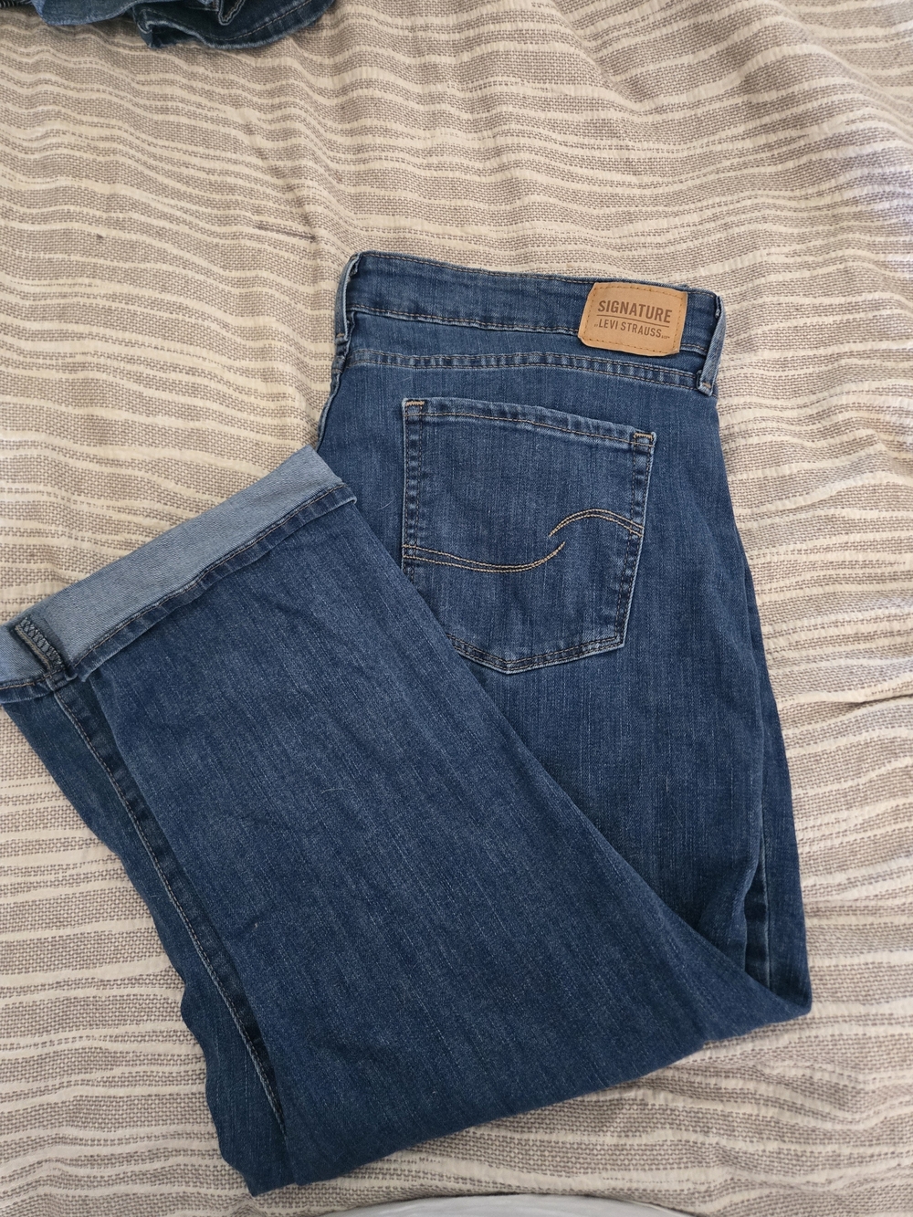 Signature by Levi Strauss Mid-Rise Blue Capri Jeans Crop Plus 18